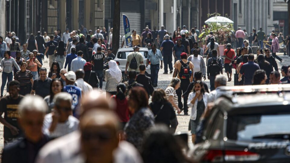 Brasil chega a 214,2 milhões de habitantes e reduz ritmo de crescimento