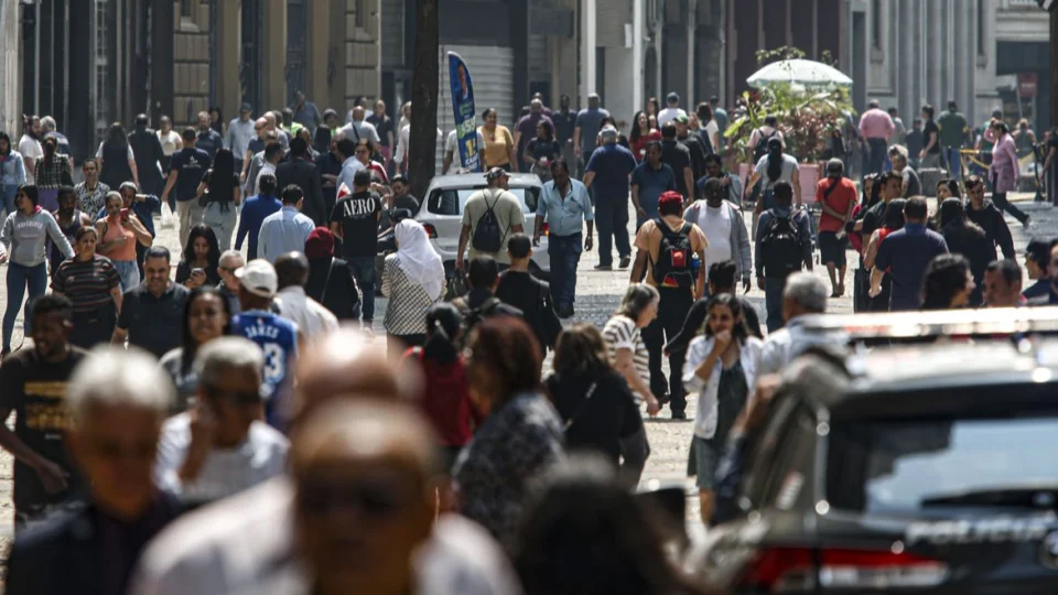 Brasil desacelera crescimento populacional e registra avanço do envelhecimento.