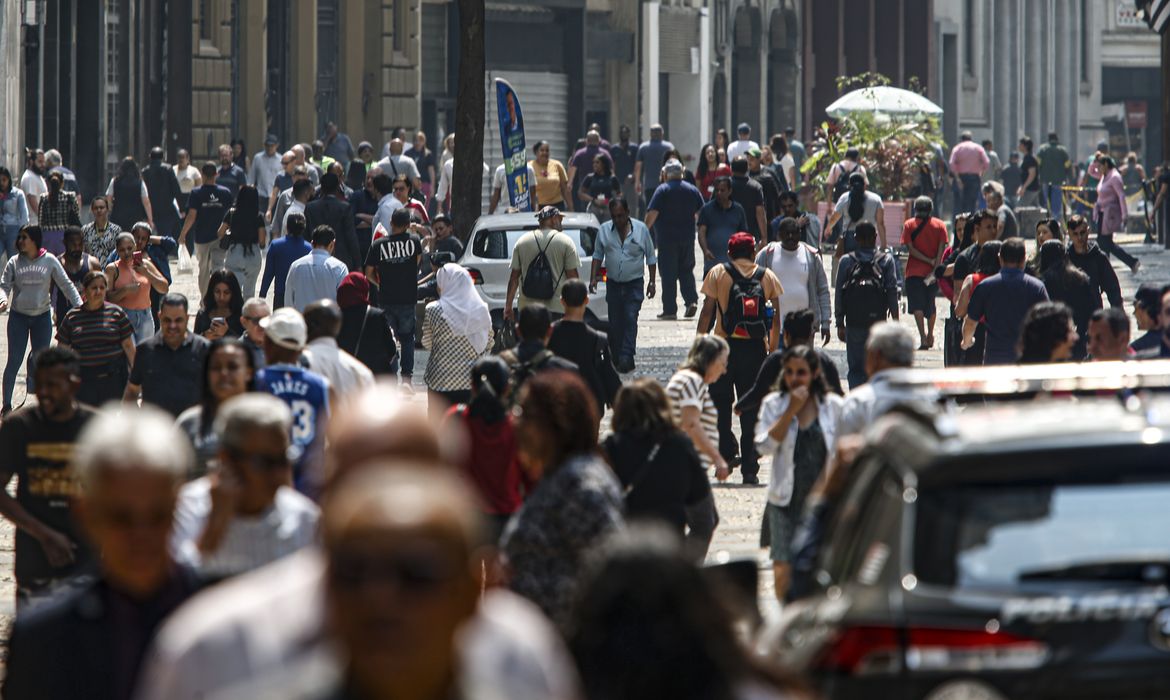 Brasil chega a 214,2 milhões de habitantes e reduz ritmo de crescimento
