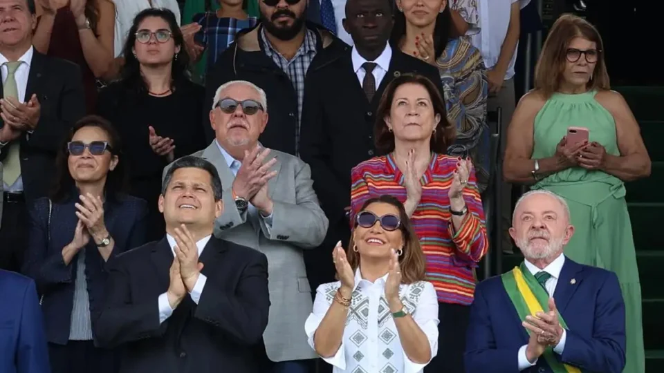 Lula participa do desfile de 7 de Setembro em Brasília ao lado dos chefes dos Três Poderes.