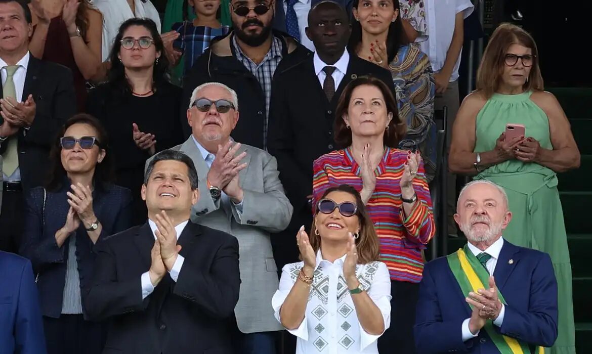 Lula participa do desfile de 7 de Setembro em Brasília ao lado dos chefes dos Três Poderes.