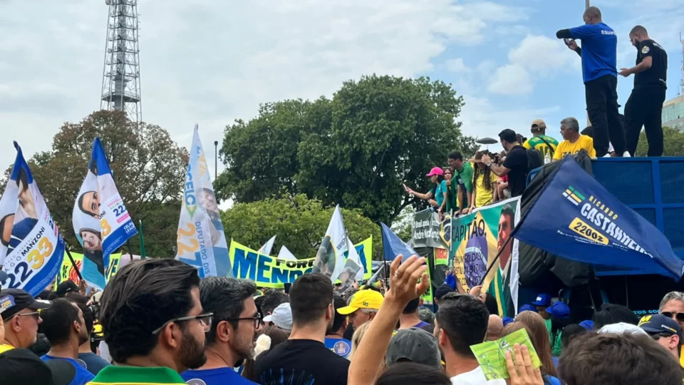 Diversas bandeiras de candidatos foram levadas ao ato promovido pelo Partido Liberal (PL), em Brasília, nesta segunda-feira (7).