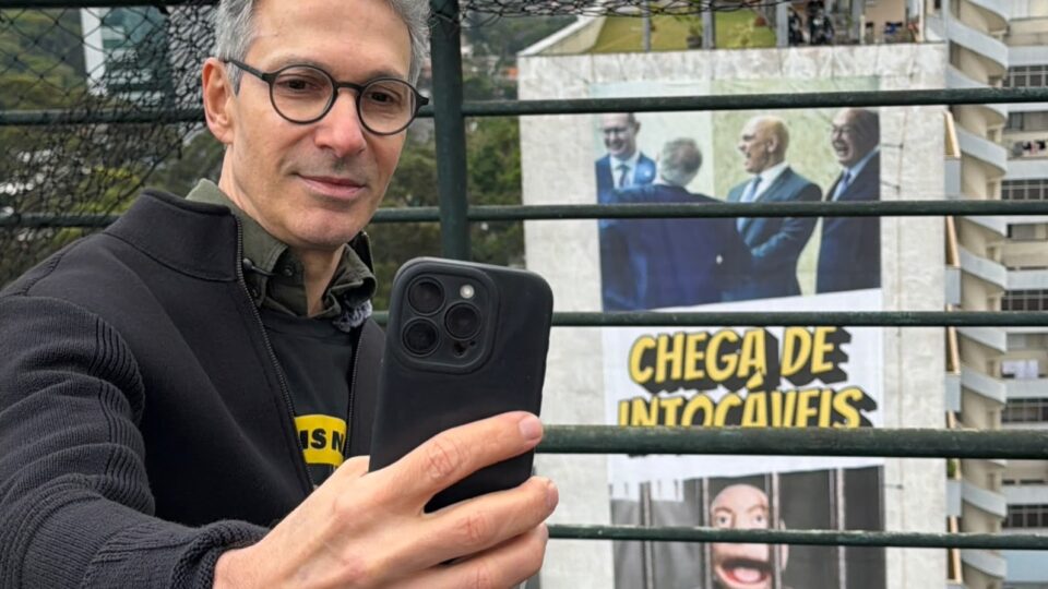 Zema exibe painel com Moraes atrás das grades em ato na Paulista