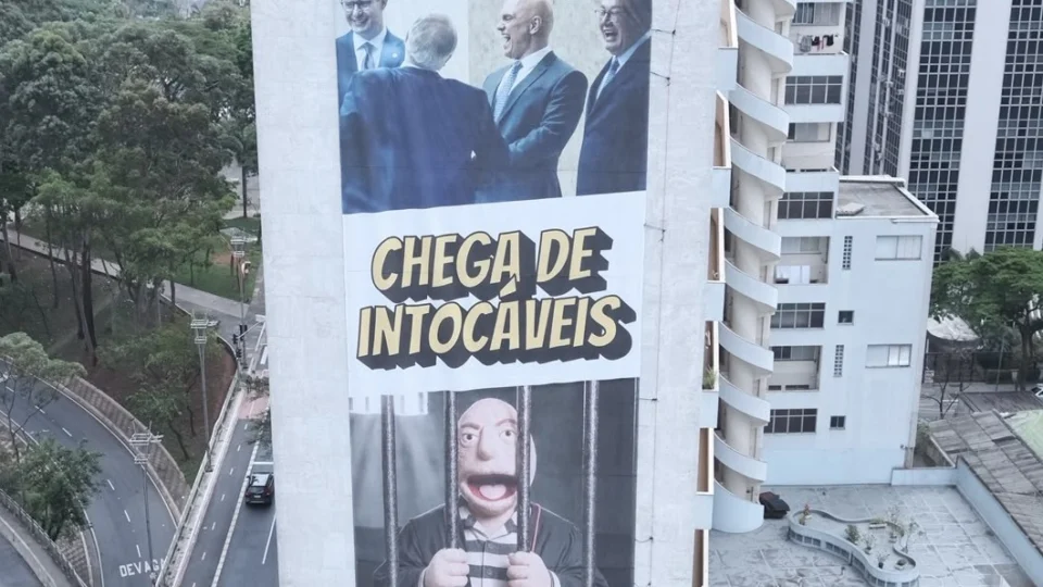 Painel com imagem de Moraes atr&aacute;s das grades chama aten&ccedil;&atilde;o no ato de Zema na Paulista.