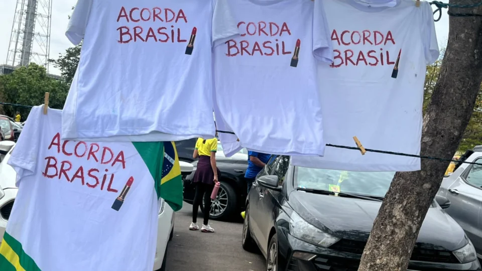 Em Brasília, ambulantes venderam camisetas com a frase "Acorda, Brasil", em referência ao movimento iniciado pelo deputado federal Nikolas Ferreira no início deste ano.