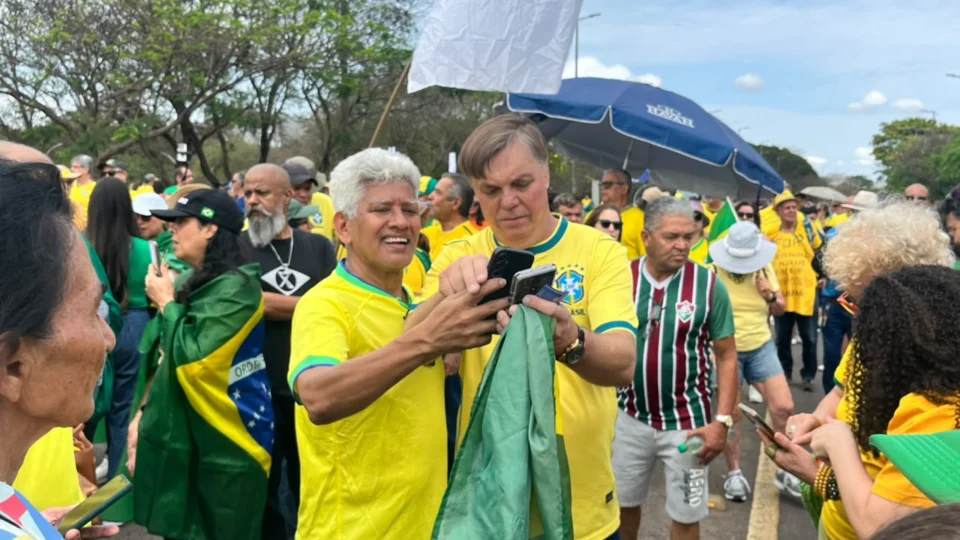 Manifestante "sósia de Bolsonaro" tira foto com apoiadores do ex-presidente, em Brasília.