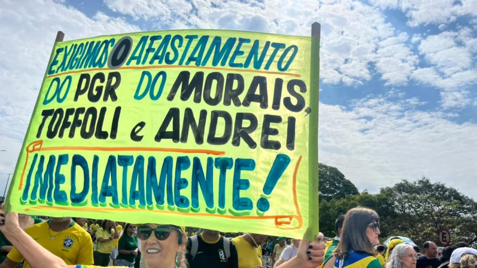 Manifestante pede o afastamento de Paulo Gonet (PGR), dos ministros Alexandre de Moraes e Dias Toffoli, e de Andrei Rodrigues (PF).