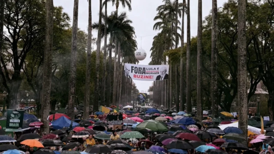Em meio à chuva, manifestantes se reuniram em Belo Horizonte (MG) na manhã desta segunda-feira (7).