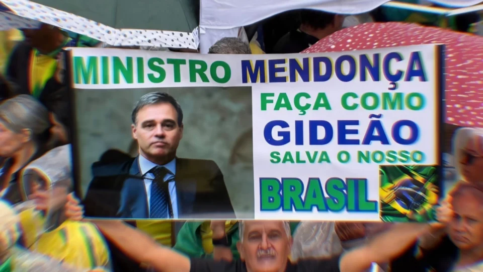 Manifestante de Belo Horizonte pede que André Mendonça salve o Brasil, assim como o personagem bíblico Gideão.
