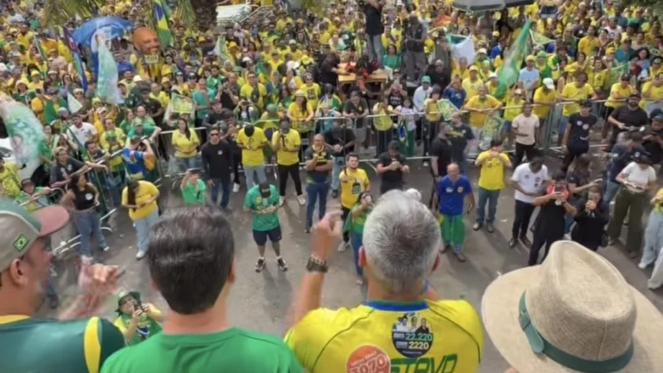Deputado federal Gustavo Gayer discursando na manifestação em Goiânia (GO) na manhã desta segunda-feira (7).