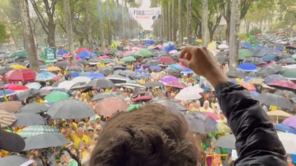 O deputado federal Nikolas Ferreira (PL-MG) discursou na manifestação em Belo Horizonte durante a manhã desta segunda-feira (7).