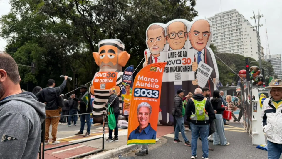 Bonecos infláveis levados à Avenida Paulista no início da tarde desta segunda (7).