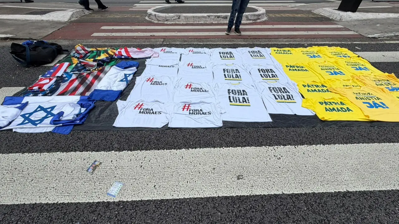 Camisetas com frases "Fora Lula" e "Fora Moraes" vendidas durante ato na Avenida Paulista.