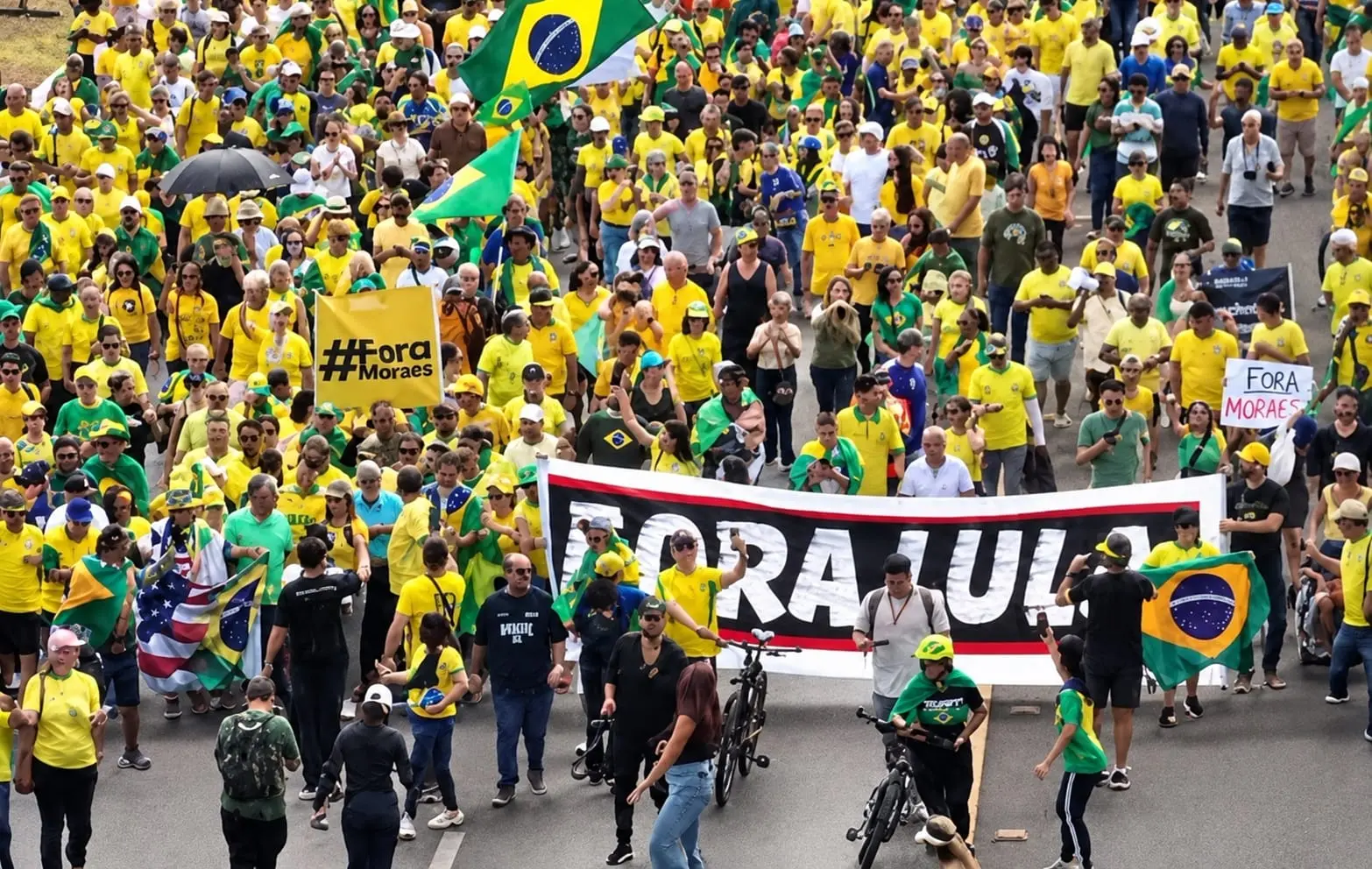 Manifestantes em Brasília na manhã desta segunda-feira (7) em ato convocado pelo pelo ex-desembargador Sebastião Coelho.