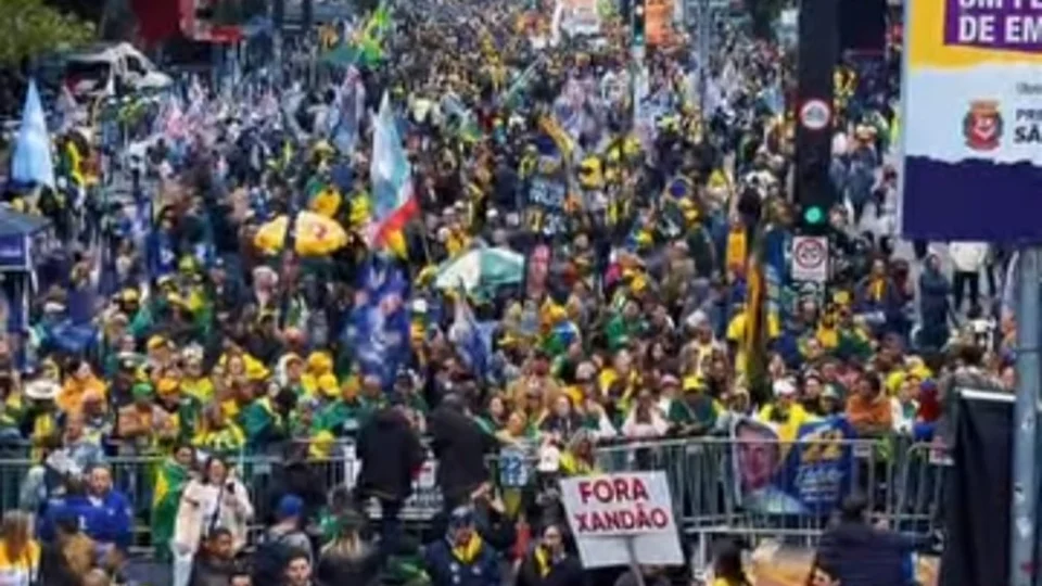 Manifestantes chegando à Avenida Paulista, em São Paulo, por volta das 13h30.