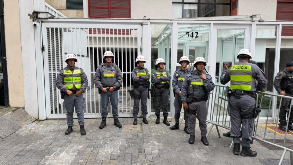 Polícia lança gás lacrimogêneo contra manifestantes de esquerda na região da Avenida Paulista