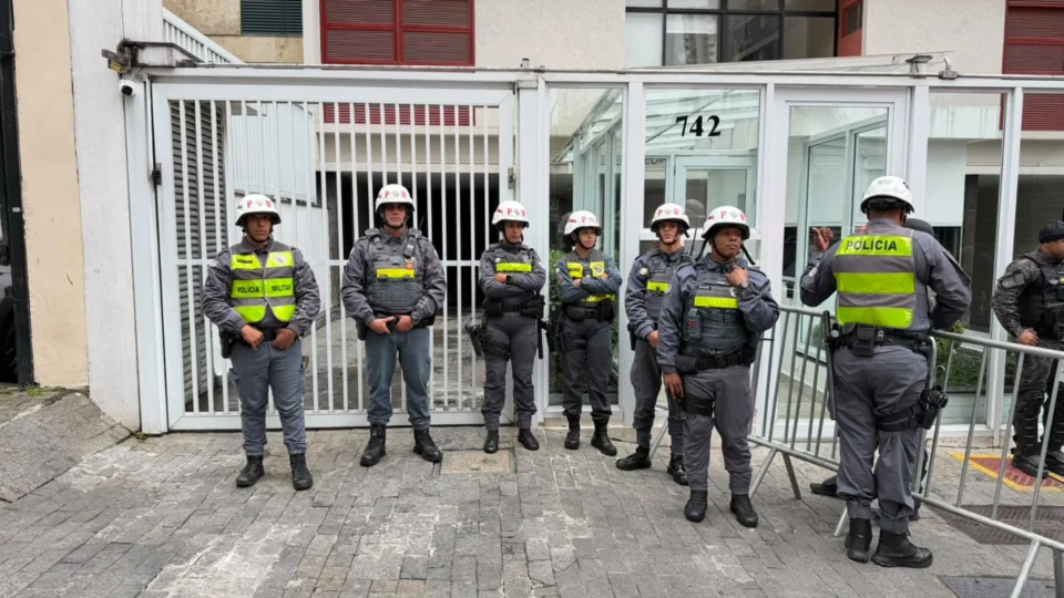 Policais militares reforçam segurança na Avenida Paulista após confronto envolvendo manifestantes de esquerda.