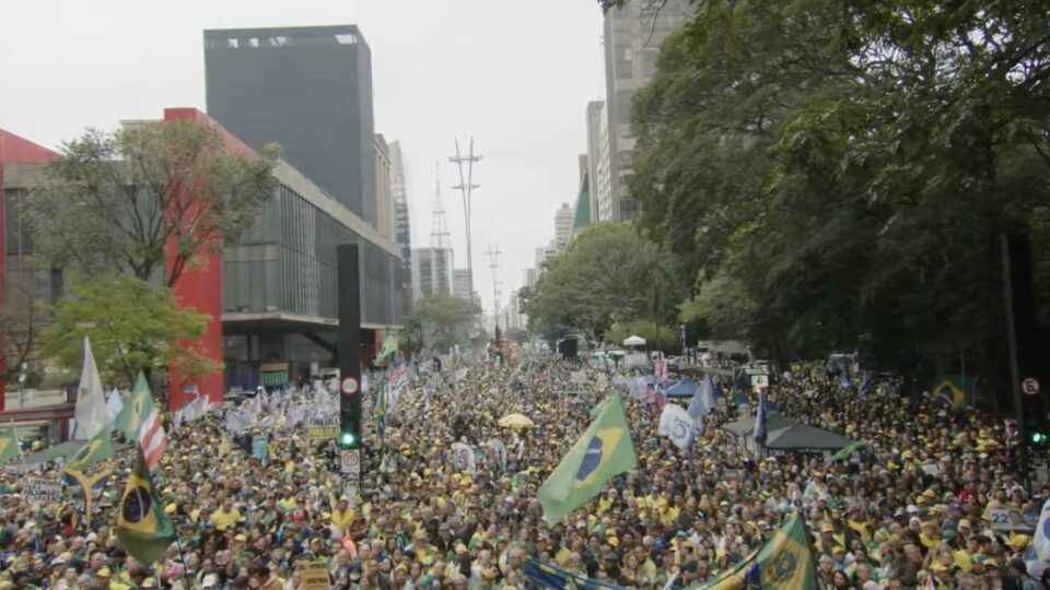 Milhares protestam com Flávio Bolsonaro contra Moraes e Lula na Avenida Paulista