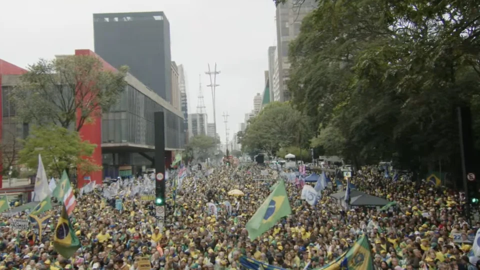 Policiais Militares precisaram usar granadas de gás lacrimogêneo para dispersar manifestantes de esquerda que tentavam chegar à Avenida Paulista em São Paulo neste domingo (7). Os policiais agiram para impedir que dezenas de manifestantes de esquerda chegassem à concentracão do ato organizado por Silas Malafaia e apoadores de Flávio Bolsonaro, marcado para começar às 15h. Segundo a Secretaria de Segurança Pública, a PM e a Guarda Civil agiram na esquina da Rua Peixoto Gomide com a Alemeda Santos. Vídeos publicados em redes sociais também mostraram a cavalaria da PM dispersando manifestantes de esquerda próximo ao MASP, onde ocorre a concentração do ato da direita. Os manifestantes de esquerda traziam bandeiras do PT e gritavam: "Tarcísio safado, só mata favelado". A concentração para o ato das 15h segue sem maiores incidentes.