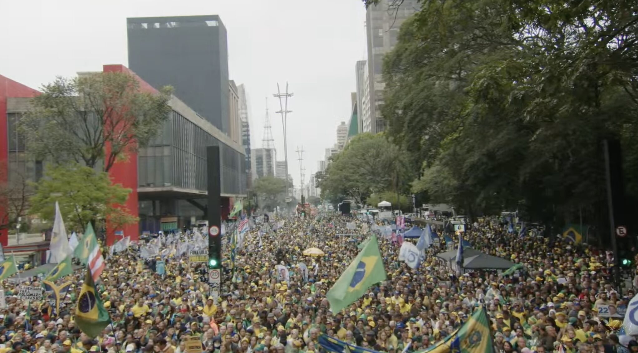 Milhares protestam com Flávio Bolsonaro contra Moraes e Lula na Avenida Paulista