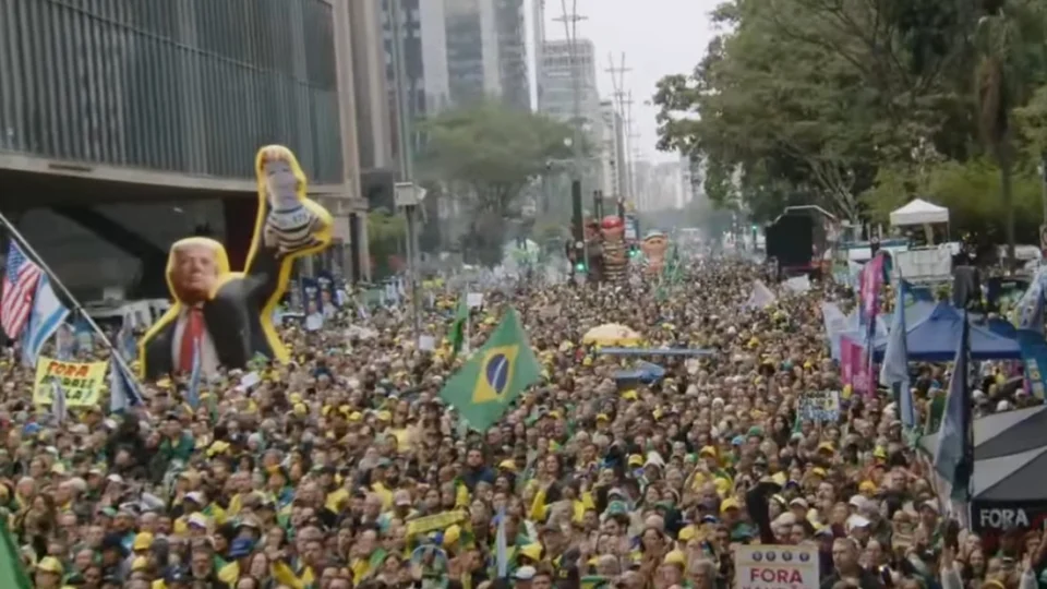 Um boneco inflável de Donald Trump também foi levado à manifestação na Paulista.