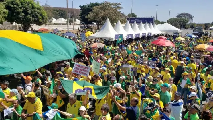 Manifestantes reunidos no estacionamento da Funarte, em Brasília, na manhã deste 7 de setembro.