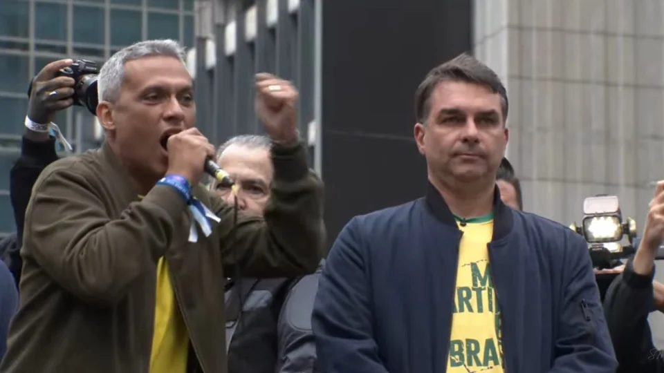 Deputado federal Gustavo Gayer, ao lado de Flávio Bolsonaro: "Nós vamos fazer o impeachment de Alexandre de Moraes".
