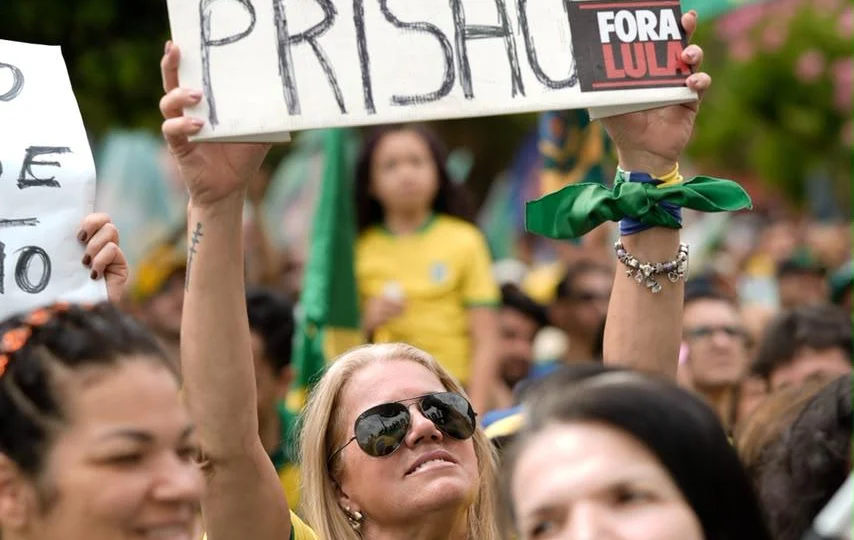 Placas e faixas pedes prisão de Alexandre de Moraes.