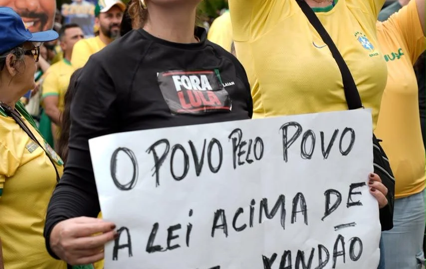 Manifestante com cartaz afirmando que a lei deve estar acima de todos.