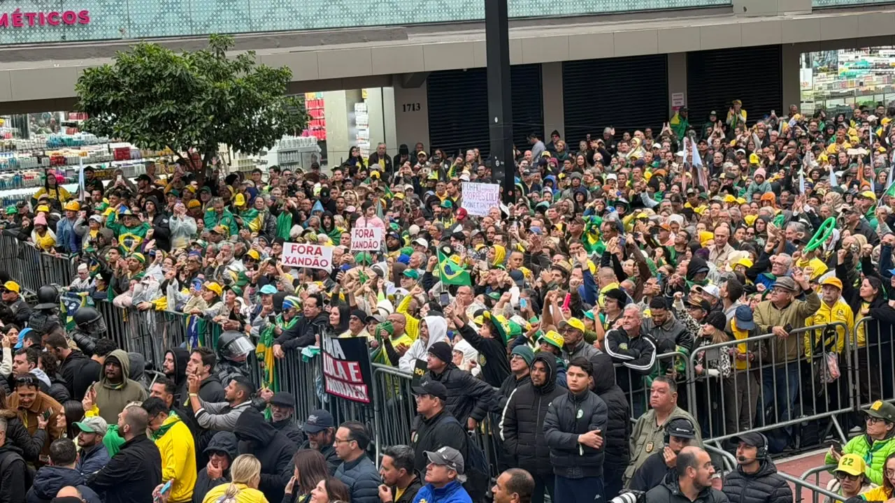 Manifestantes acompanham discursos na Avenida Paulista.