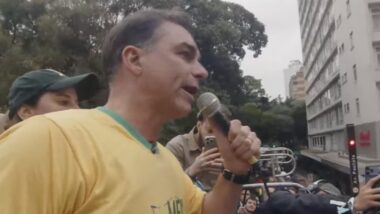 Flávio Bolsonaro defende fim da "ditadura de Moraes" em manifestação na Avenida Paulista.