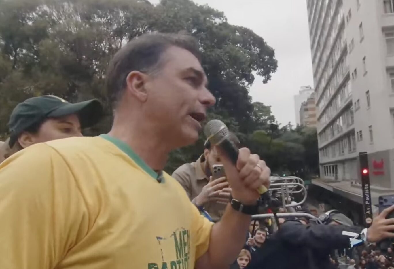 Flávio Bolsonaro defende fim da ditadura de Moraes e guerra ao crime em ato na Paulista