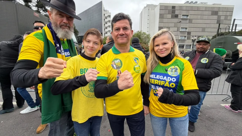 Em Curitiba, o senador Sergio Moro (PL-PR) participou dos atos com outros parlamentares. Na imagem, ele aparece com os vereadores curitibanos Delegada Tathiana e Delegado Tito Xerifão.