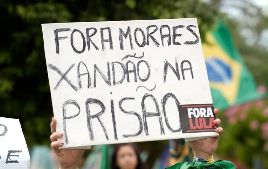 Placas e faixas pedes prisão de Alexandre de Moraes.