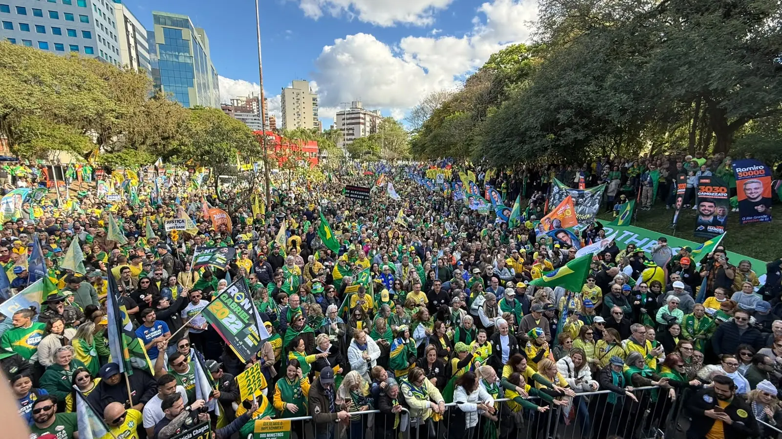 Porto Alegre também reuniu manifestantes na tarde desta segunda-feira (7).
