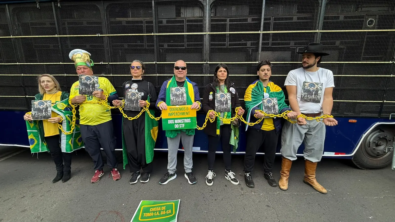 Manifestantes gaúchos pedindo o impeachment do ministro Alexandre de Moraes.