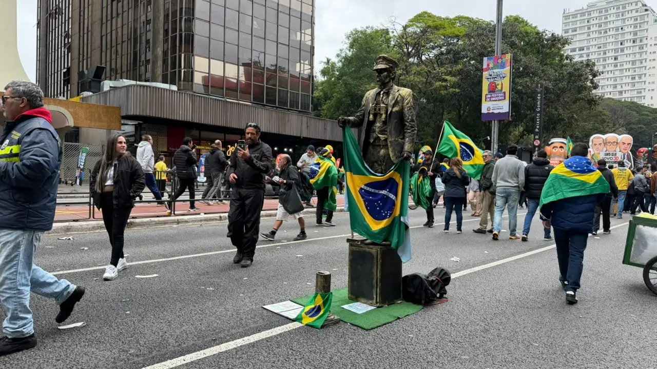 Manifestantes chegando à Avenida Paulista por volta das 14h desta segunda (7). O ato iniciou às 15h.