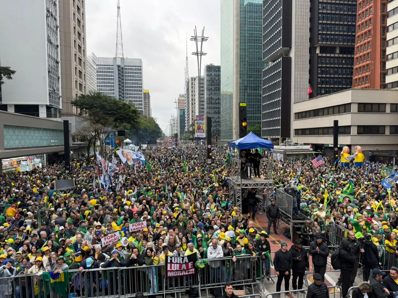 Manifestantes na Avenida Paulista na tarde desta segunda-feira (7).