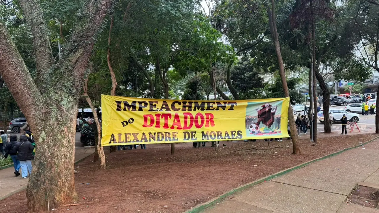 Faixa nos arredores da Avenida Paulista pedindo o impeachment de Alexandre de Moraes.