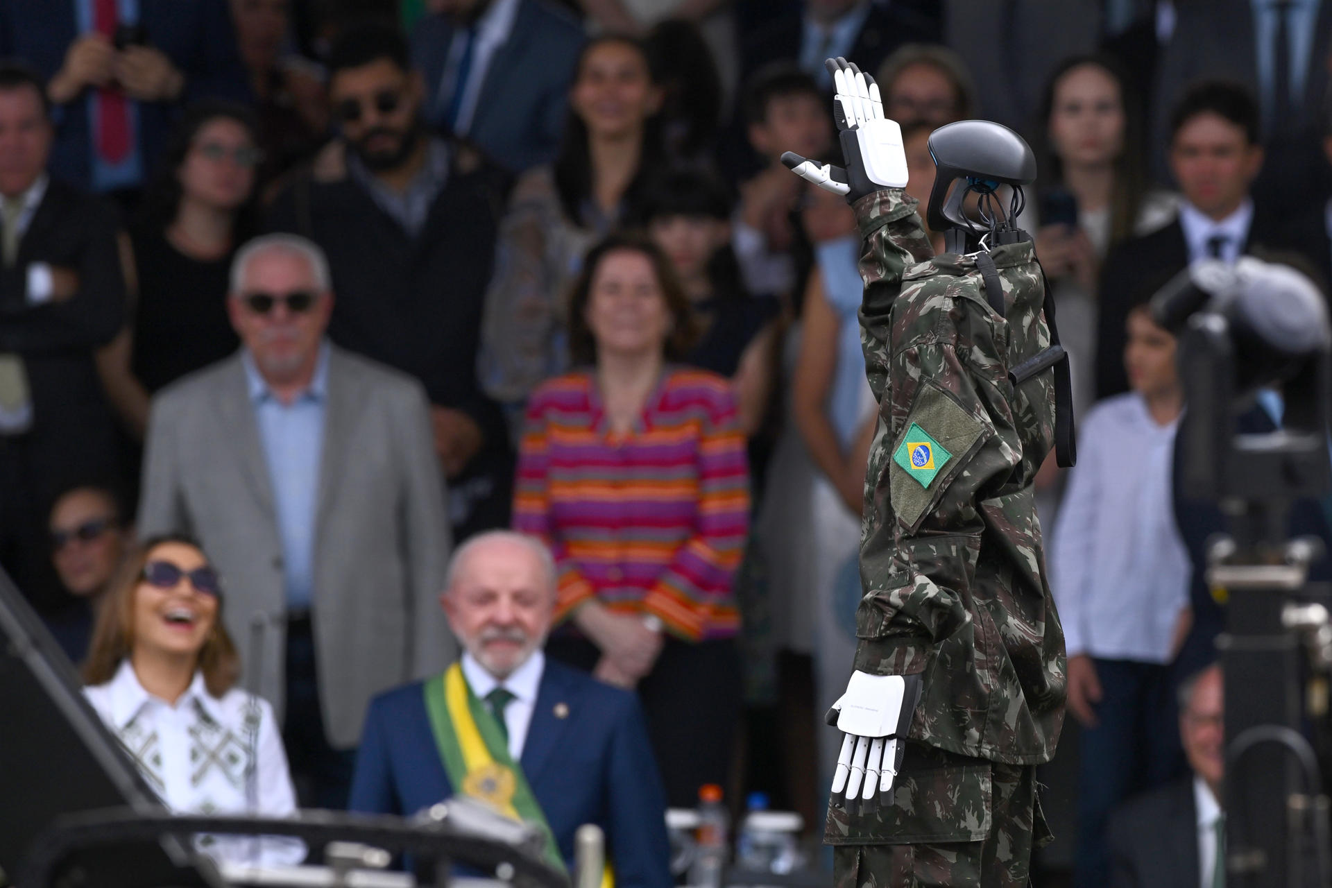Robô bate continência para Lula no desfile do 7 de Setembro e diverte Janja