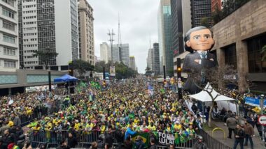 Boneco inflável de André Mendonça na Avenida Paulista no 7 de Setembro: protagonismo.