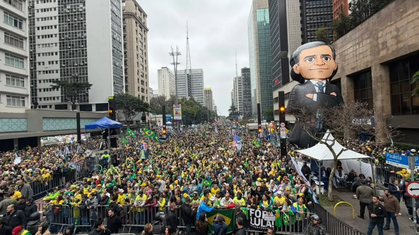Boneco inflável de André Mendonça na Avenida Paulista no 7 de Setembro: protagonismo.
