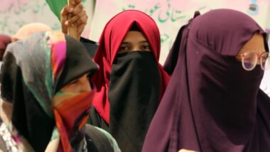 Chanceler austríaco propõe banir o islamismo como projeto político após descoberta de arsenal do Hamas em Viena e nova lei contra o véu nas escolas