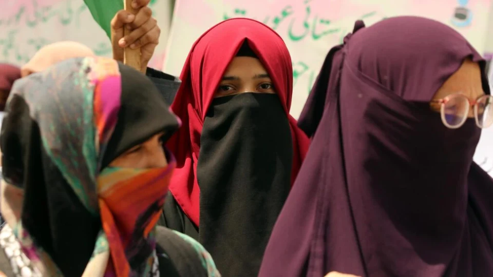 Chanceler austríaco propõe banir o islamismo como projeto político após descoberta de arsenal do Hamas em Viena e nova lei contra o véu nas escolas