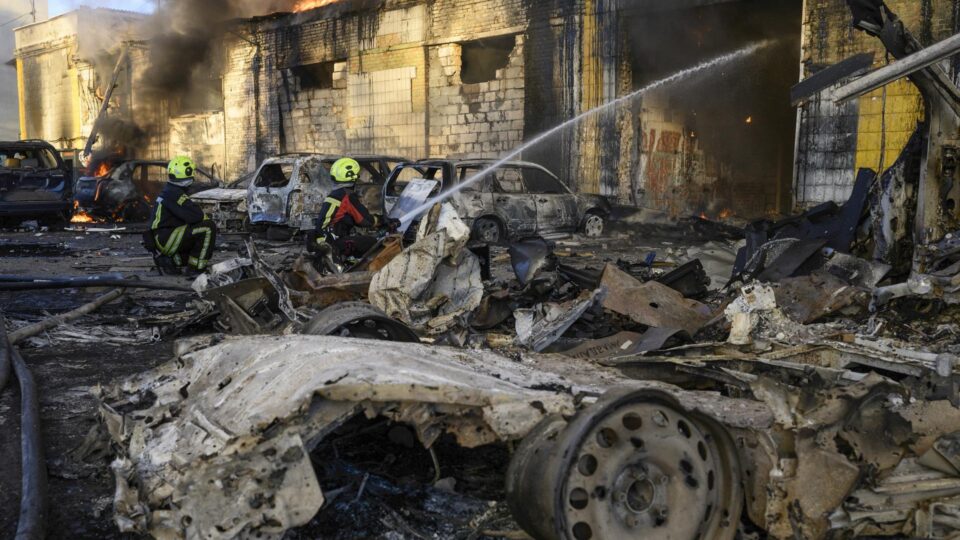Rússia bombardeia Kiev após saída de enviados de Trump e mata três pessoas
