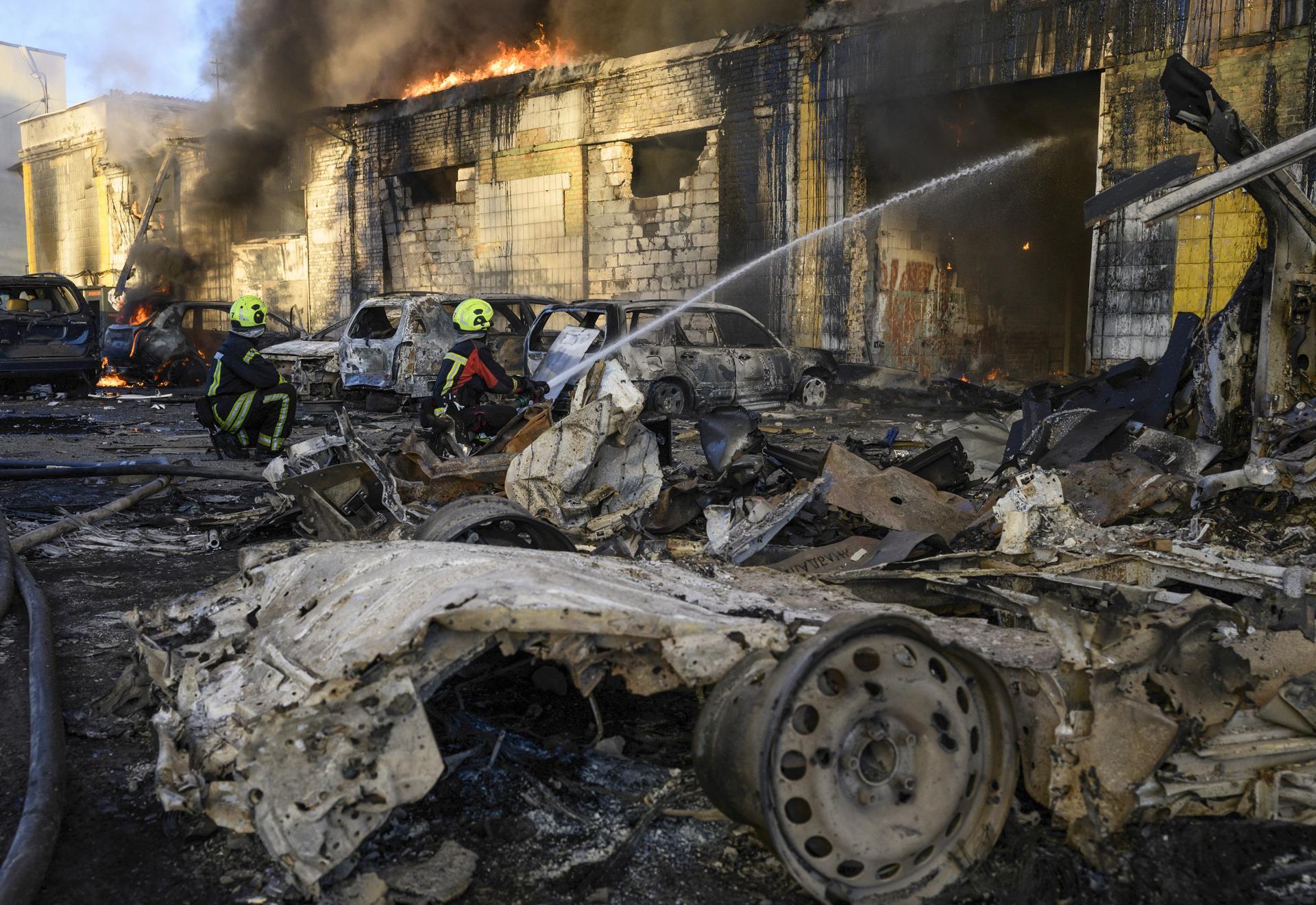 Bombardeio russo em Kiev põe ofensiva diplomática de Trump à prova