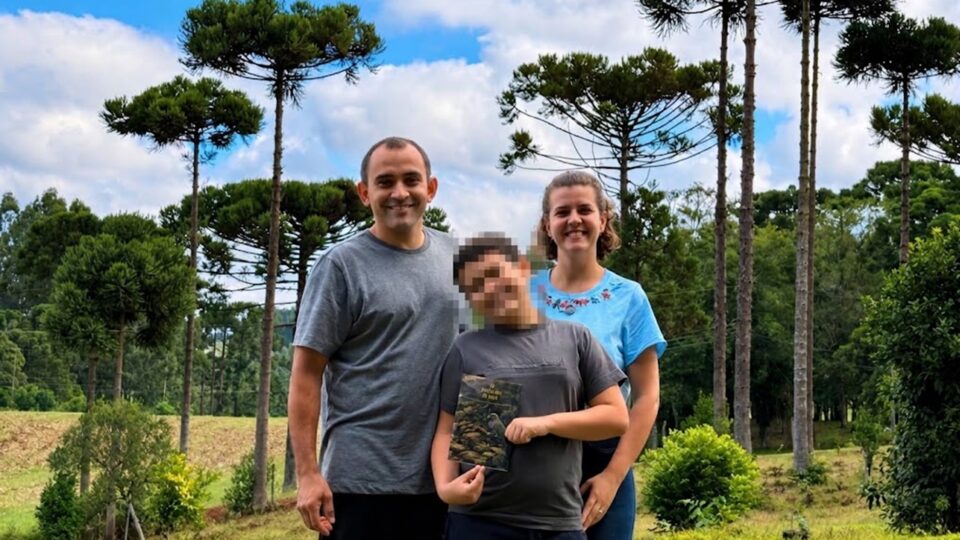 Pais que fazem homeschooling podem perder guarda do filho após ordem de matrícula
