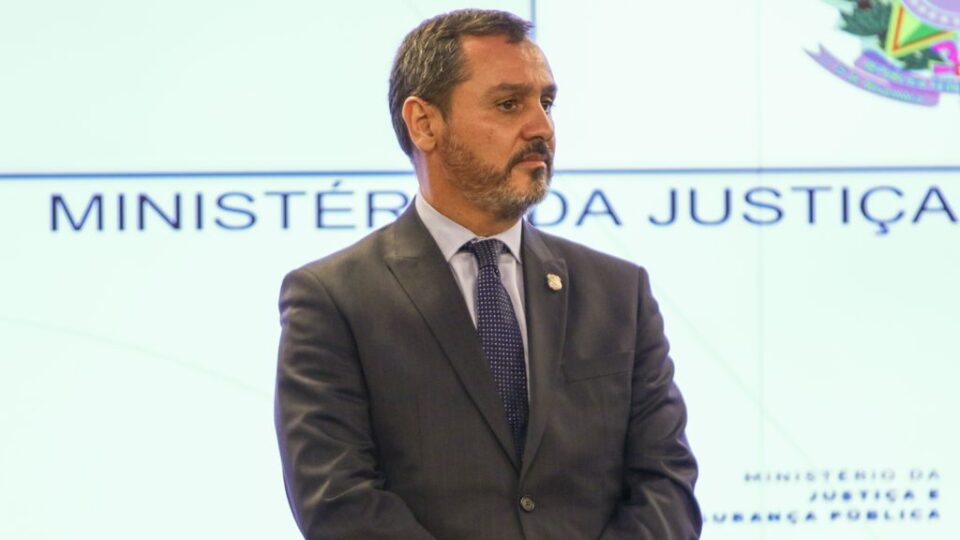 Governo prepara reação e AGU contestará afastamento de Andrei da PF