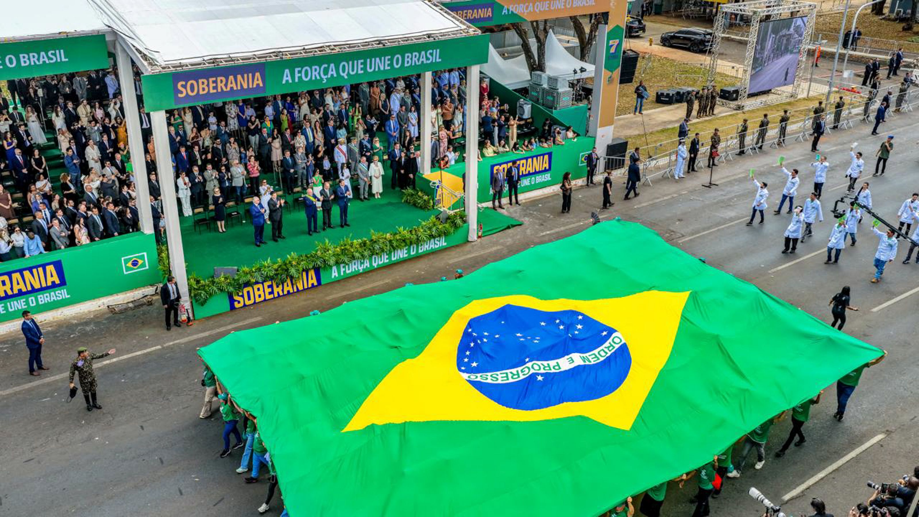 Em Brasília, o “apartheid”; na Paulista, o povo