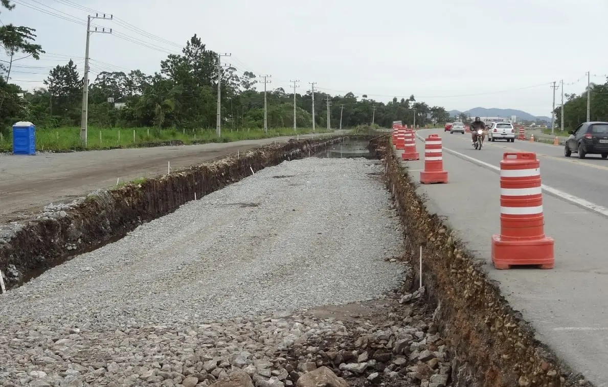 Duplicação da BR-280 está paralisada desde 2022